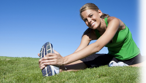 Étirement d'une femme en forme